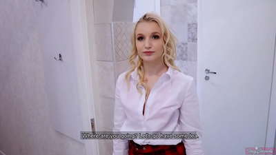 තරුණ විශ්ව විද්යාල දැරිය තම පෙම්වතාට ඔහුගේ මිතුරා සමඟ වංචා කරයි | ඇගේ පුකේ ඇතුලේ POV සහ cum!